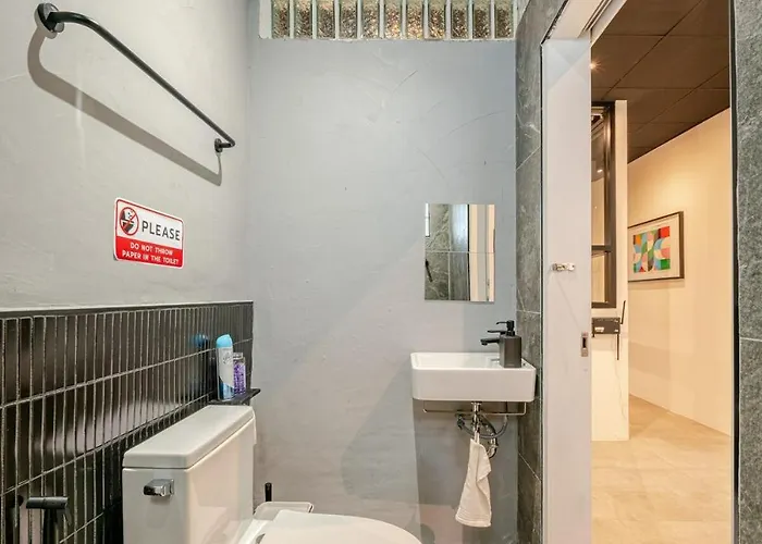 Rare Townhouse Perfect For Groups, 8 Mins To Train Casa de férias *