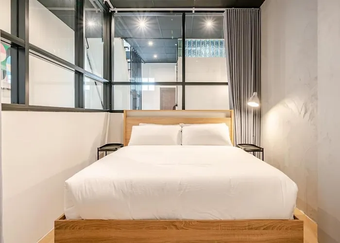 Rare Townhouse Perfect For Groups, 8 Mins To Train Casa de férias