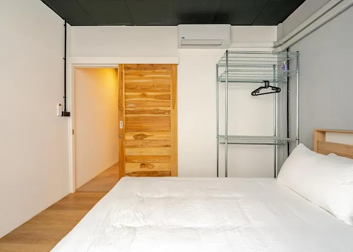 Rare Townhouse Perfect For Groups, 8 Mins To Train Casa de férias