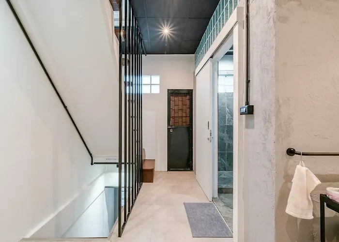 Rare Townhouse Perfect For Groups, 8 Mins To Train Casa de férias